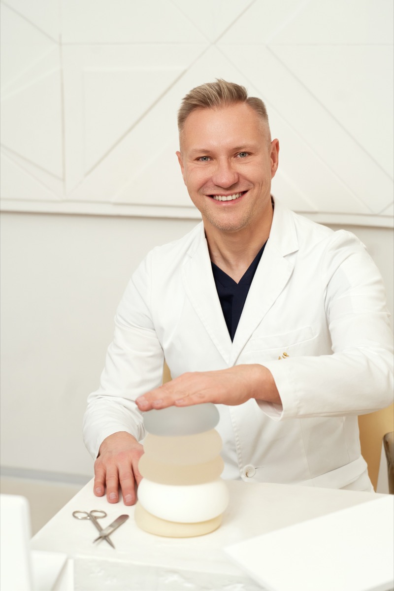 dr Krzysztof Biegański w gabinecie