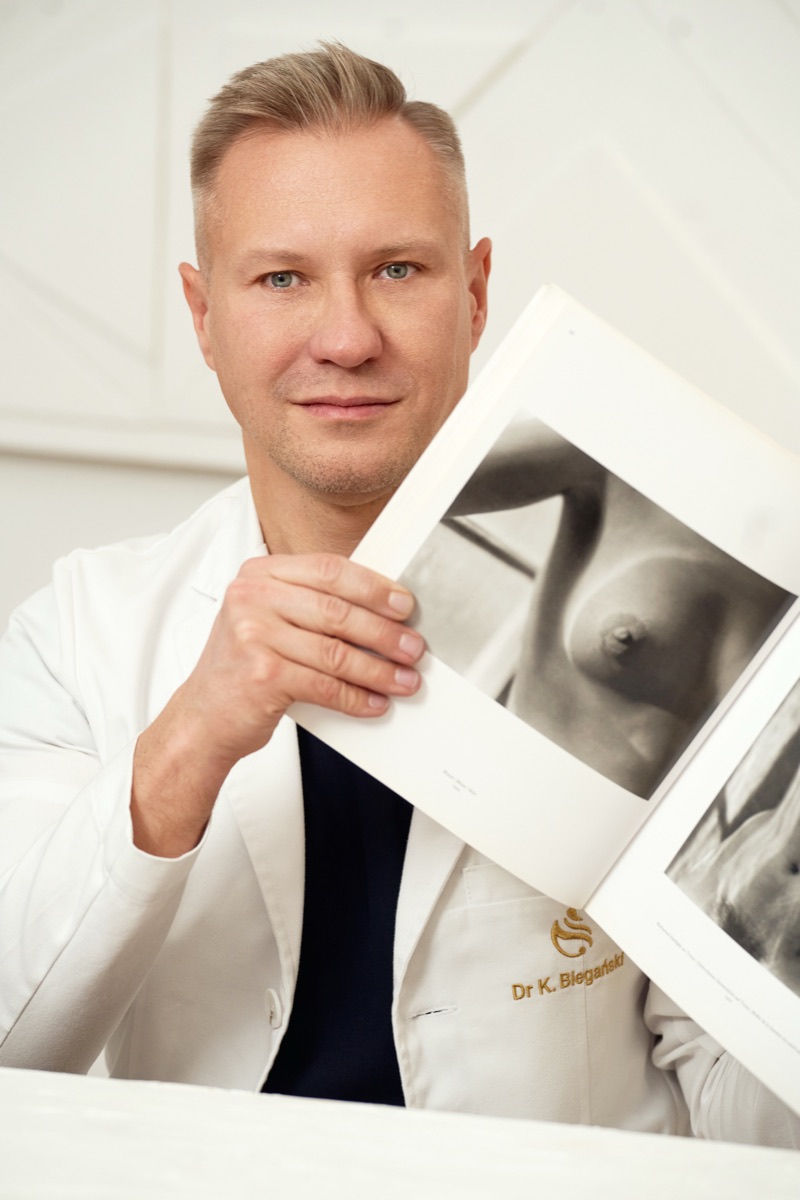Portret dr Biegańskiego, chirurga plastycznego z Poznania, na tle jasnego tła