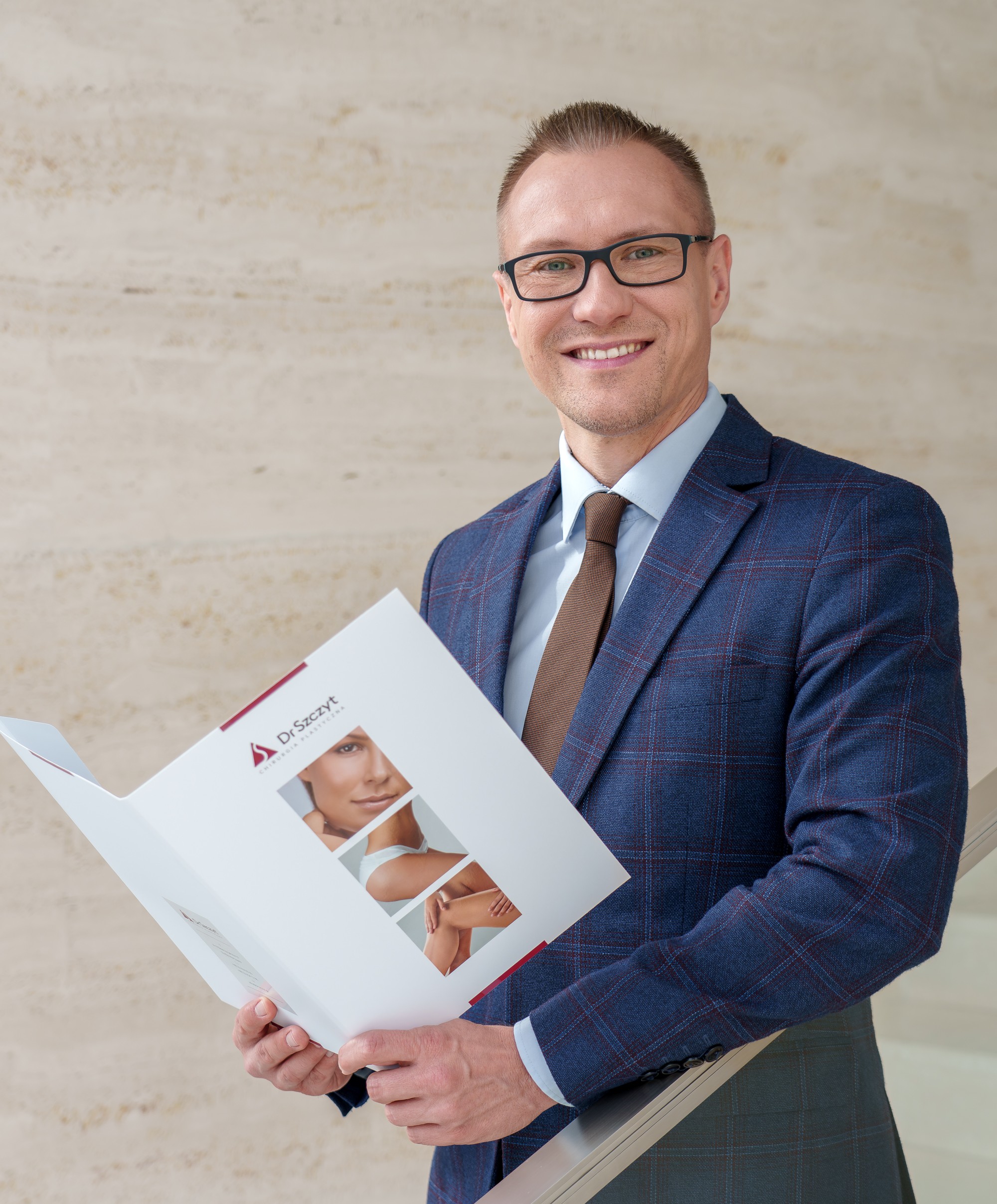 Portret dr Krzysztofa Biegańskiego, chirurga plastycznego z Poznania, na białym tle